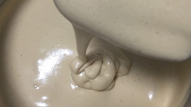 红糖蔓越梅蛋糕,继续翻拌50次左右,蛋糕糊就完成了。