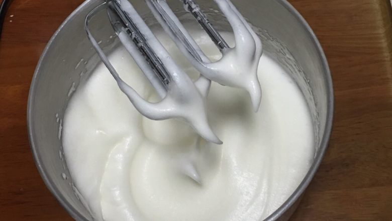 红糖蔓越梅蛋糕,加入15克细砂糖,继续搅打50圈,再加15克细砂糖。
