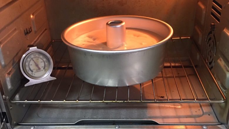 红糖蔓越梅蛋糕,烤箱预热至150度,模具送入烤箱烤制40分钟。