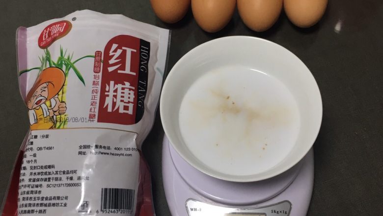 红糖蔓越梅蛋糕,<a style='color:red;display:inline-block;' href='/shicai/ 219'>牛奶</a>中放入<a style='color:red;display:inline-block;' href='/shicai/ 882'>红糖</a>，放微波炉加热融化。