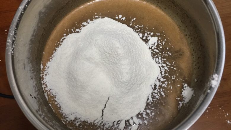 红糖蔓越梅蛋糕,用打蛋器低速搅拌至混合,过筛低筋粉。