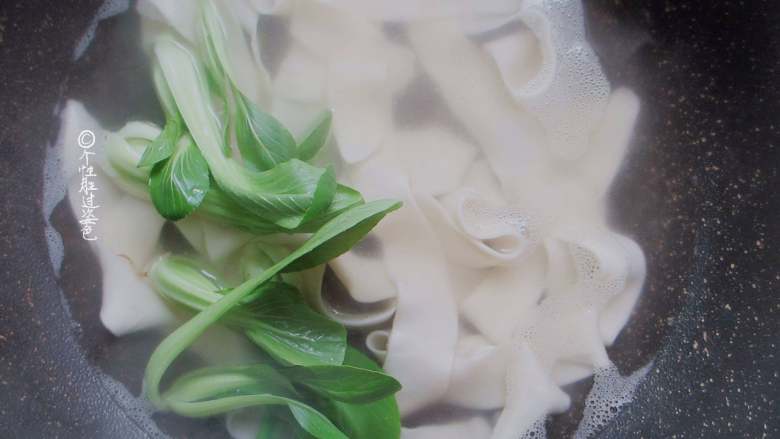 牛肉扯面,锅中的水提前烧开,直接将扯好的面条、青菜下入锅中,煮熟捞出沥干。