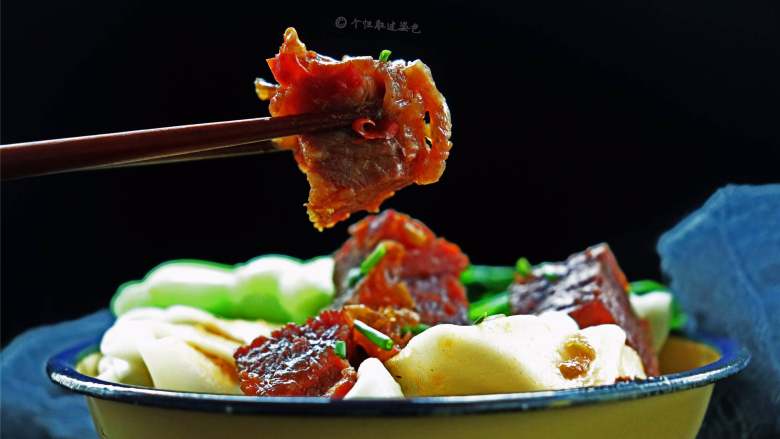 牛肉扯面,牛肉富含蛋白质,氨基酸组成比猪肉更接近人体需要,能提高机体抗病能力,对生长发育及术后,病后调养的人在补充失血、修复组织等方面特别适宜,寒冬食牛肉可暖胃,是该季节的补益佳品。
