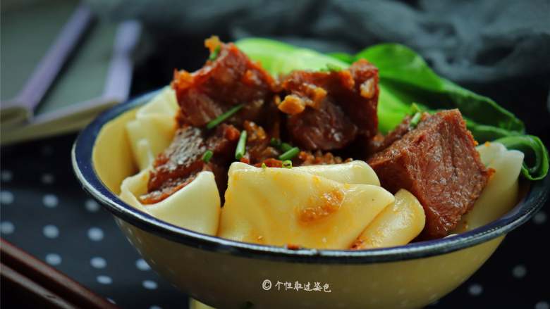 牛肉扯面,抓紧时间欣赏两眼,趁着面没坨得太过分,大口吃饭