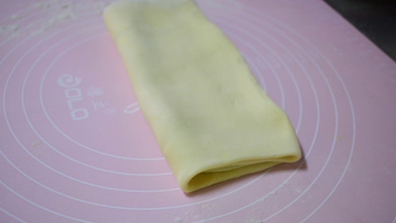 自制蛋挞,再对折,放冰箱冷藏30分钟,再取出来,再擀成长方形,再像叠被子一样叠好,再放冰箱冷藏30分钟,反复这样叠3次