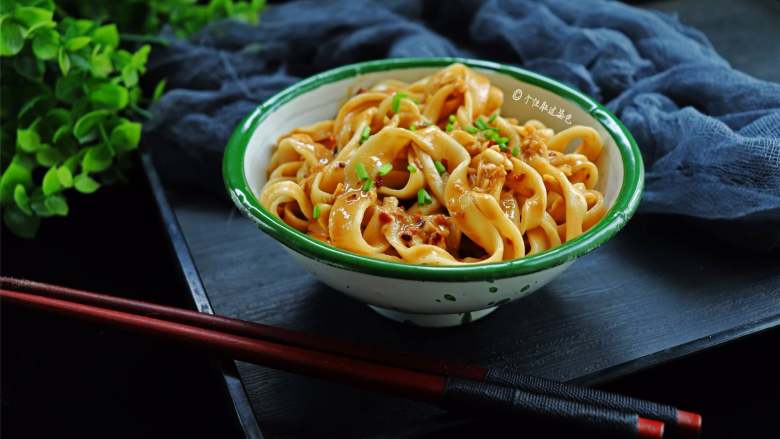 蒜蓉芝麻酱拌面,味道咸鲜爽口，香葱的清新，混合着芝麻酱浓郁香气的面