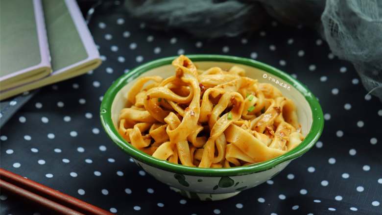 蒜蓉芝麻酱拌面,味道非常好，也非常爽口~面口感也非常劲道，简直是绝配~