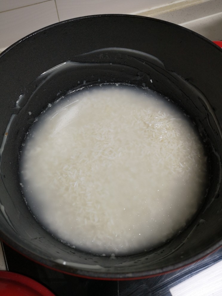 双腊煲仔饭,倒入泡好的米,水量没过米一小指
