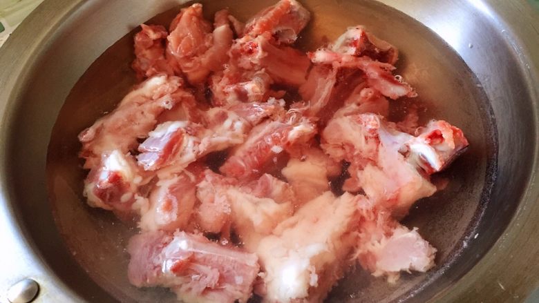 #猪年#腐乳汁烧排骨,排骨剁小块,洗净,凉水下锅,焯水去血沫