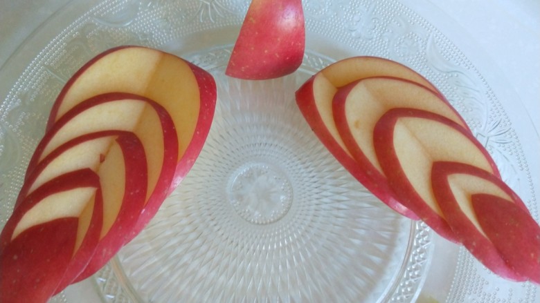 苹果🍎拼盘 孔雀开屏,如图所示摆放好翅膀,头。