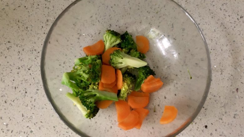 缤纷香醋蔬菜沙拉,捞出沥水,放入沙拉碗。