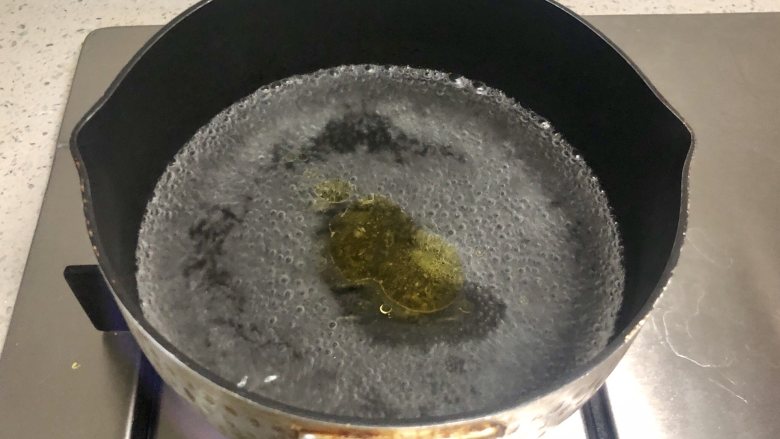 缤纷香醋蔬菜沙拉,锅里烧开水,倒入少许盐和油。