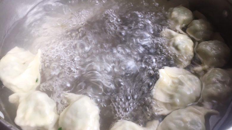 #猪五花肉# 猪肉韭菜虾仁水饺,锅里放大量的水,水开后将饺子推入锅里。 一次别煮太多,我每次煮20~30个左右。
煮饺子时用汤勺朝一个放向搅动,期间水开后往里倒入一小碗的凉水,这样重复2~3次,饺子就熟了。
刚下锅后一定先用勺按照顺时针推水,这样饺子就不沉底,不粘锅啦。
饺子煮熟后用笊篱捞出来,控一下水份,然后装盘。