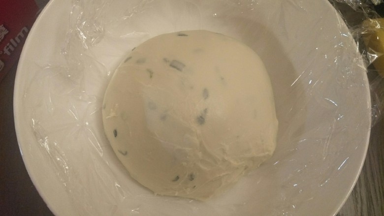 香葱蒜香培根软欧包,放入碗里发酵,面团室温发酵1小时冬天借助烤箱发酵功能。