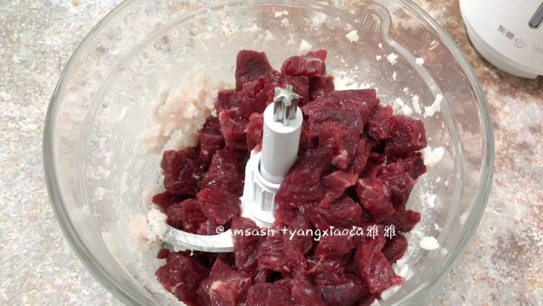 自制牛肉丸,先把肥肉放进绞肉机中绞碎,(加了肥肉的牛肉丸会比较油润,但是油而不腻)再把切好的牛肉放入绞肉机中用高速把肉打碎,大概打30秒,少量多次搅打,搅打的更细腻,一次不可搅打太多