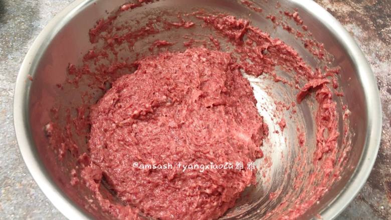 自制牛肉丸,把牛肉倒出来,倒在一个大一点点的料理盆中,肉泥用手(或者用电动打蛋器搅打至肉泥上劲)绞打的过程中有出现肉筋可以把它挑出来,这样出来的成品会更圆滑,个人不介意,所以没有挑出,这样成品吃起来会更有筋头,有嚼劲