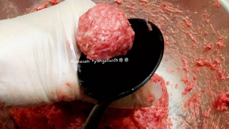 自制牛肉丸,这时候可先锅中注入,烧至80度之后关火。开始挤丸子啦,手中抓一把肉浆,用虎口处挤出丸子,然后另一只手用勺子挖出肉丸子放入锅中,放丸子时勺子一并放入水中,每挖一次丸子,勺子都可粘一次水