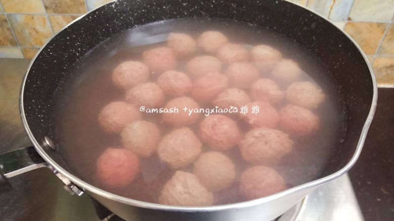 自制牛肉丸,将所有肉浆都挤完,这时可重新开炉火