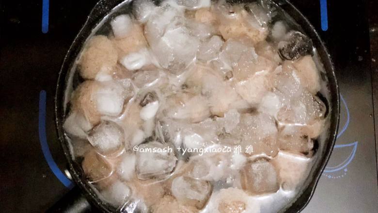 自制牛肉丸,捞出放入事先准备好的冰水中,(我是事先冻了一些冰块)这一步能使牛肉丸更Q弹爽口