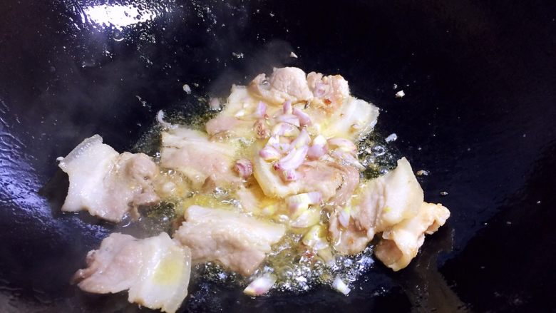 #猪年#五花肉炒酸菜,翻炒1-2分钟,是肥肉中的油脂炒出来一些,放入毛葱翻炒