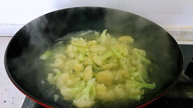 茄汁花菜,锅中水烧开,放入花菜焯水2分钟左右,捞出沥干备用。