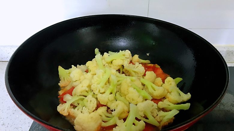 茄汁花菜,放入焯好水的菜花,翻炒几下,放入盐、<a style='color:red;display:inline-block;' href='/shicai/ 134333'>黑胡椒</a>调味,撒上葱花。