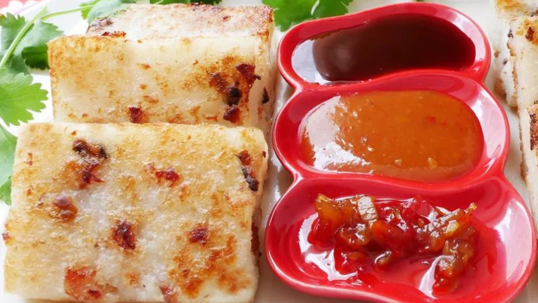 港式萝卜糕,XO酱、甜辣酱、酱油膏,跟萝卜糕都很搭!