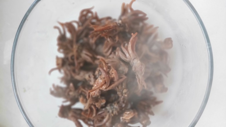 干鱿鱼这样做,不仅好吃的多吃一碗米饭,而且更有嚼劲,锅内倒入适量水,浸泡好的干鱿鱼清洗干净倒入锅内,倒入一勺<a style='color:red;display:inline-block;' href='/shicai/ 718'>料酒</a>大火煮开,捞出备用