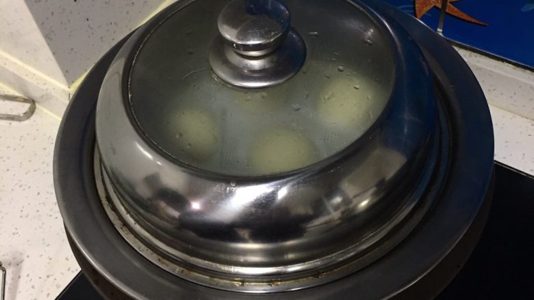 芝麻核桃馒头,水烧开后,馒头放入笼格蒸10分钟,关火焖5分钟。