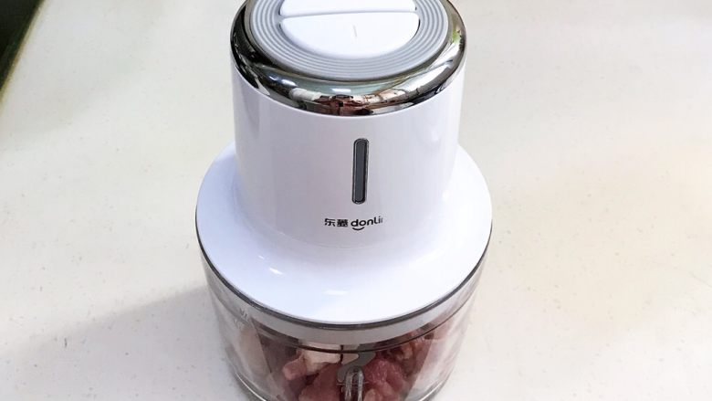 香炸肉丸子,盖上碗盖,安装上主机,按II键启动绞肉机绞碎。