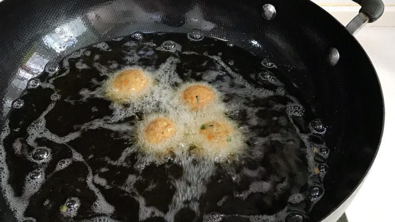 香炸肉丸子,锅中事先倒入食用油烧至六七成热,汤勺取出肉丸后依次下油锅炸制,中小火炸至肉丸慢慢浮起来,表面颜色金黄即可。