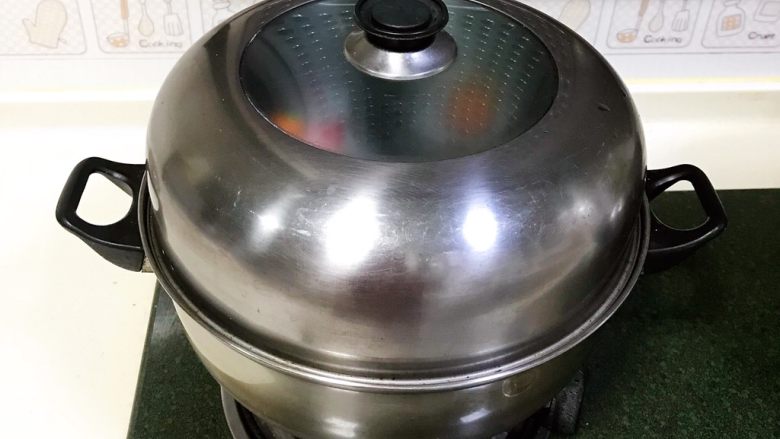吉祥如意小猪馒头,水煮沸后继续蒸10分钟,蒸完焖5分钟再打开。