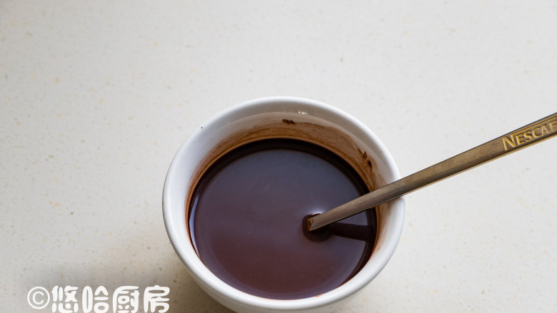 可可蛋糕卷,可可粉用温水化开、搅匀待用,若担心颗粒过大,可以先过一遍筛,我偷懒了没有过筛。
