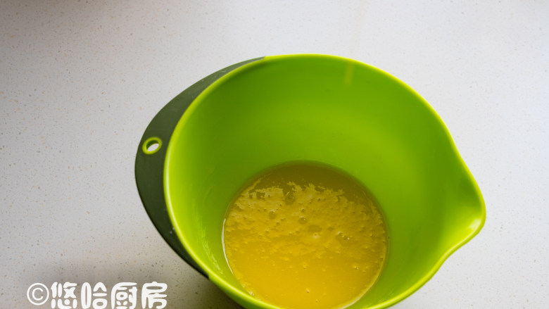 可可蛋糕卷,蛋清、蛋黄分开到2个无油无水的干净容器中,蛋黄中放入<a style='color:red;display:inline-block;' href='/shicai/ 140122'>玉米油</a>、细砂糖10克,用手抽搅匀,多搅一会也没关系。