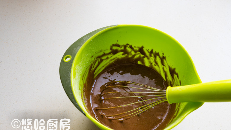 可可蛋糕卷,蛋黄中加入可可粉溶液,继续搅拌均匀,筛入金龙鱼蛋糕粉,用手抽搅拌均匀,搅拌的时候不要画圈,用之字方向搅拌,面糊搅匀无干粉即可,切忌过度搅拌,否则会影响口感。