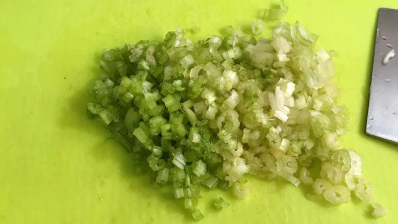 四喜蒸饺,<a style='color:red;display:inline-block;' href='/shicai/ 125'>芹菜</a>冲洗干净,沥干水分,用刀切碎。
