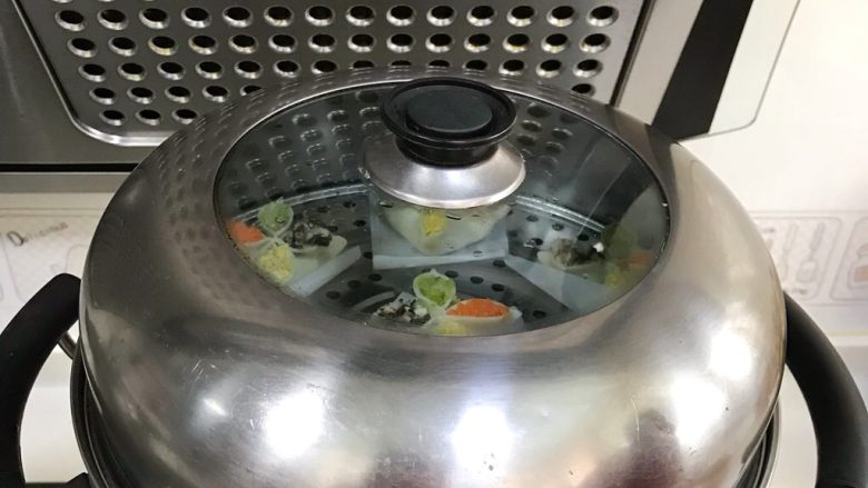 四喜蒸饺,入蒸锅中蒸煮10~12分钟。