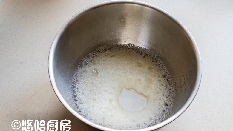 可可蛋糕卷,蛋清先用电动打蛋器低速打出大的泡沫,放入几滴<a style='color:red;display:inline-block;' href='/shicai/ 715'>白醋</a>,一次性放入余下的细砂糖40克。细砂糖分2~3次都可以,我是偷懒了。打蛋清之前,开始以上下管均150度预热烤箱。