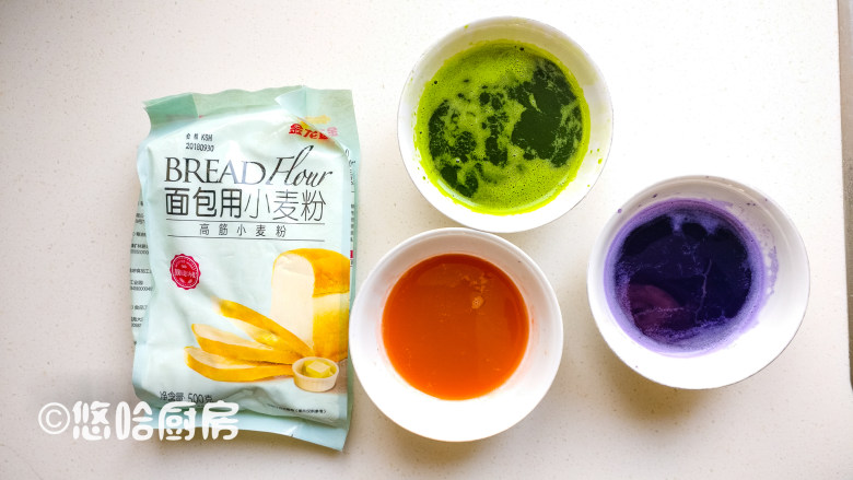 彩色面条,洗净的菠菜加少许的水,用料理机打碎,用纱布过滤掉残渣,保留汁水;胡萝卜和紫甘蓝洗净后切小块,加入少许的水用料理机打碎,同样用纱布过滤掉残渣保留汁水。三种颜色的蔬菜汁分装到三个碗中,同时准备压面条用的面粉。面包粉?没错,这次就是要用高筋面包粉。