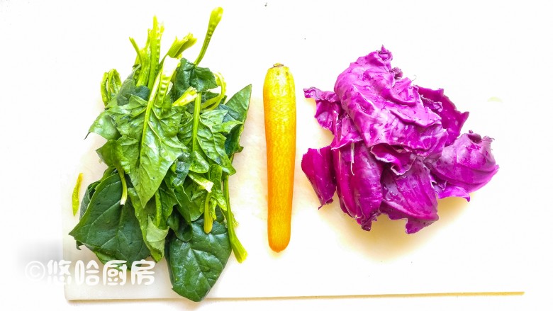 彩色面条,准备3种颜色的蔬菜,菠菜,胡萝卜,紫甘蓝,分别洗净。