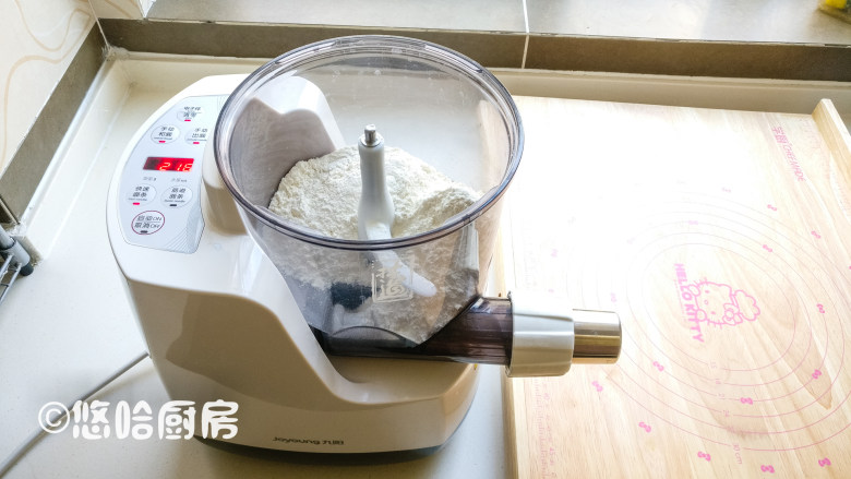 彩色面条,面条机安装到位,接通电源后放入金龙鱼高筋面粉,面条机自动称重,合上盖子,按一下筋道面条,面条机会自动计算用水量。