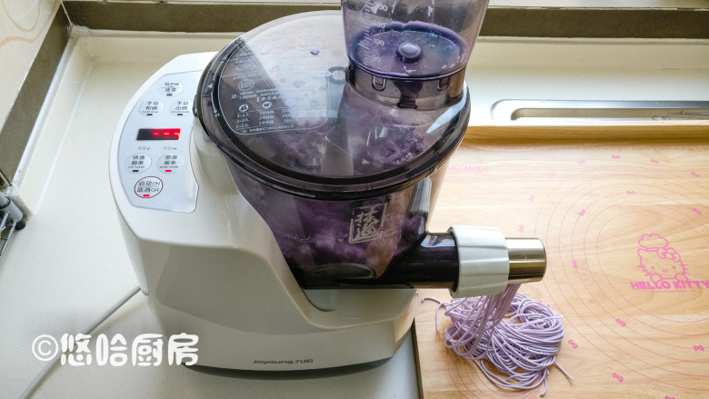 彩色面条,面条机经过搅拌、静置后,再次运转,很快面条就出来了,准备好面板接着面条就行了。高筋面粉吸水性很强,压好的面条绝对不会粘在一起。