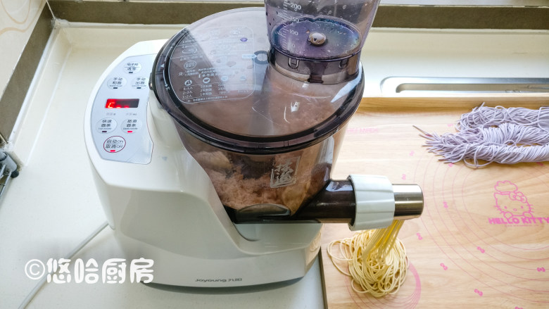 彩色面条,紫色面条压好后,面条机自动停止,再次重复上面的步骤,蔬菜汁换成了<a style='color:red;display:inline-block;' href='/shicai/ 5047'>胡萝卜汁</a>,很快就出来黄色面条。