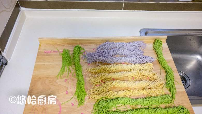 彩色面条,这是压好的所有面条,一次吃不了的,可以装保鲜袋放冰箱冷藏或冷冻,长时间不吃的话放冷冻保存。