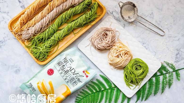 彩色面条,第二天再拍照的时候,紫色和黄色颜色变浅了,绿色的没有问题,这些都是纯蔬菜汁,放心食用。