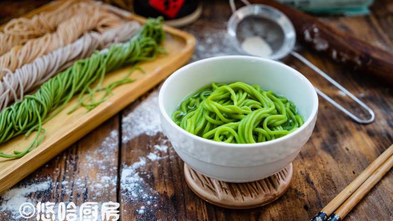 彩色面条,煮了一点绿色面条,颜色真的好鲜艳,面条非常有筋道,比用中筋面粉压出的面条口感好太多。