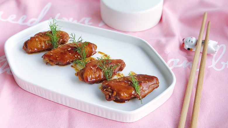 平底锅版茴香鸡翅,鸡翅摆好盘 顺便拍个照 就可以美美的享用啦
看吧在家也可以把食物做的很精致哟