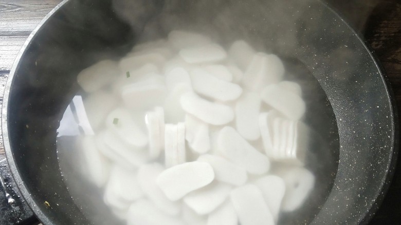 水煮年糕,坐水烧开，下年糕煮熟