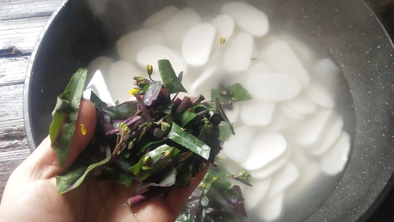 水煮年糕,期间加入菜心段