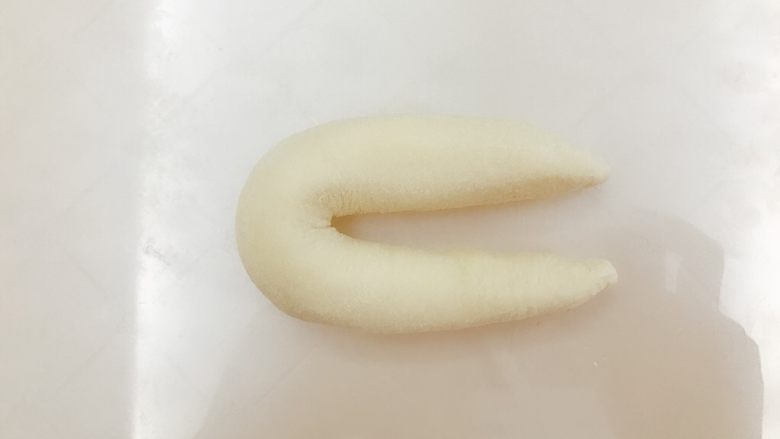 多拿滋面包(油炸),扭扭面包造型,前两步同甜甜圈,长条要搓长一些,收口朝下弄成马蹄状